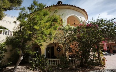 Villa with a guest apartment, swimming pool and spacious outdoor areas in Santa Clara, Altea